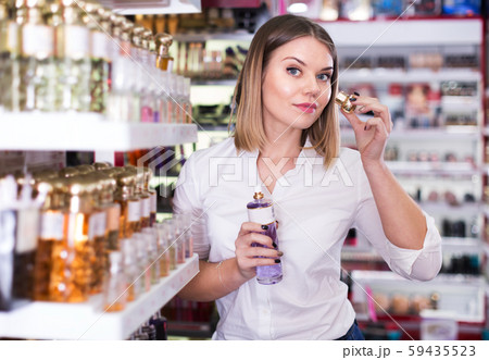 Woman looking for perfume 59435523