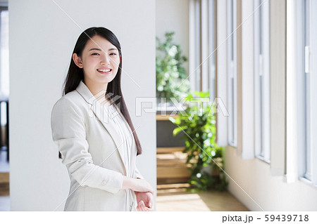 ビジネス　女性　オフィス　ビジネスウーマン 59439718