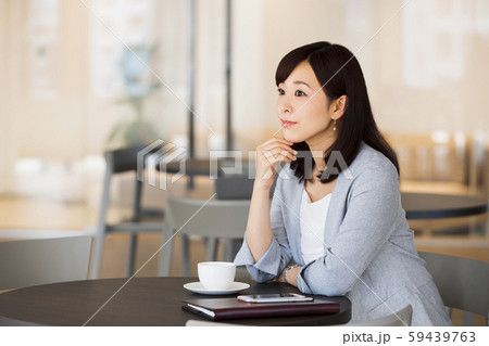 カフェ　ビジネス　女性　オフィス　ビジネスウーマン 59439763