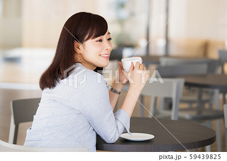 カフェ　ビジネス　女性　オフィス　ビジネスウーマン 59439825