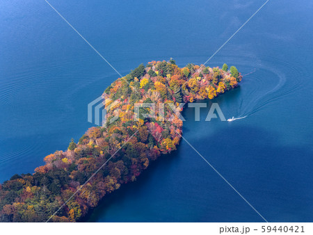 半月山展望台から眺める八丁出島と中禅寺湖 紅葉 半月山展望台から眺める八丁出島と中禅寺湖 紅葉 59440421