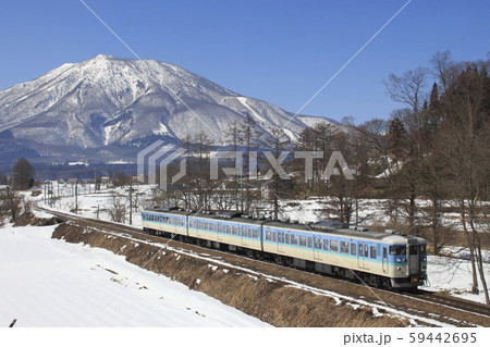 冬の北しなの線115系新信州色と黒姫山 59442695