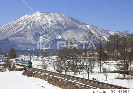 冬の北しなの線115系新信州色と黒姫山 59442697