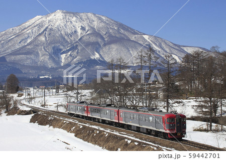 冬の北しなの線115系と黒姫山 59442701