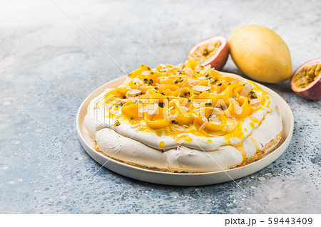 Meringue cake Pavlova 59443409