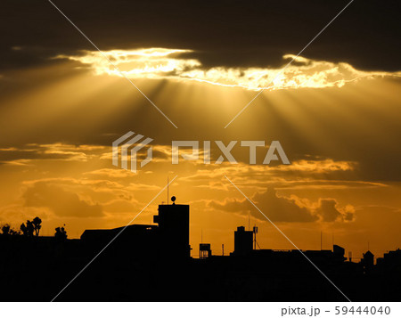 雲の隙間から降りる天使の梯子 雲の隙間から降りる天使の梯子 59444040