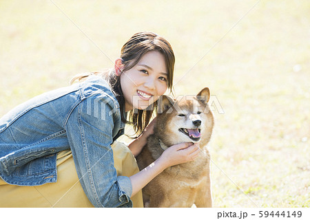 柴犬と若い女性のポートレートの写真素材