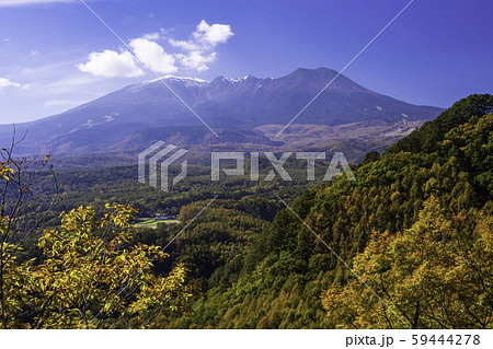 （長野県）秋の九蔵峠から望む、冠雪した御嶽山 59444278