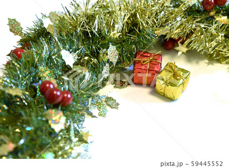 クリスマスイメージ プレゼント リース ゴールド グリーンの写真素材