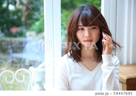 電話中にショックを受ける女性イメージ 59447695