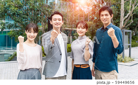 ガッツポーズするグループ 59449656