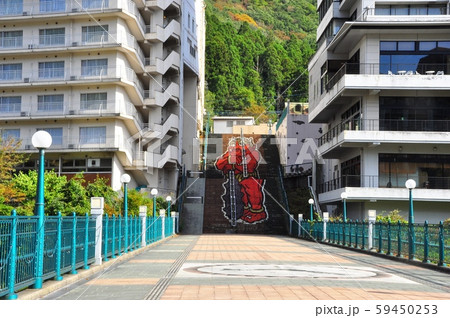 鬼怒川温泉の町並み ふれあい橋の鬼の階段絵 鬼怒川温泉の町並み ふれあい橋の鬼の階段絵 59450253