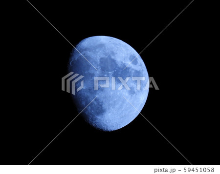 無数のクレーターに覆われる月の写真素材