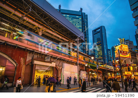 日本の東京都市景観　新橋駅（烏森口）や新橋西口通りなどを望む 59451390