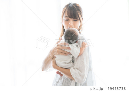 新生児(0歳0ヶ月)とお母さん 新生児(0歳0ヶ月)とお母さん 59453738