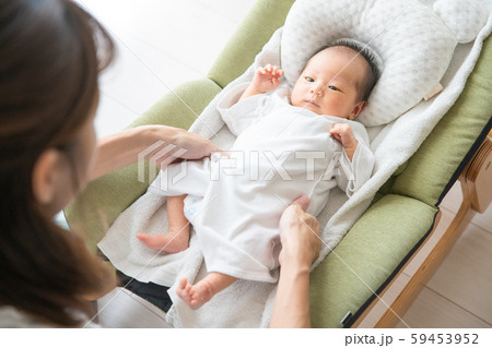 赤ちゃんのオムツを替えるお母さん 赤ちゃんのオムツを替えるお母さん 59453952