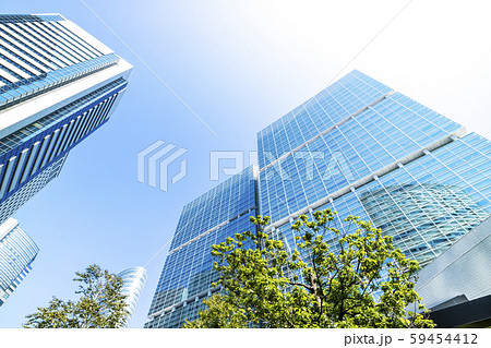 高層ビルを見上げるオフィス街の風景 59454412
