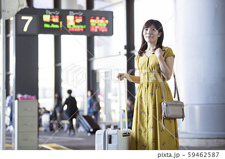 空港 到着 バス停 女性 空港 到着 バス停 女性 59462587