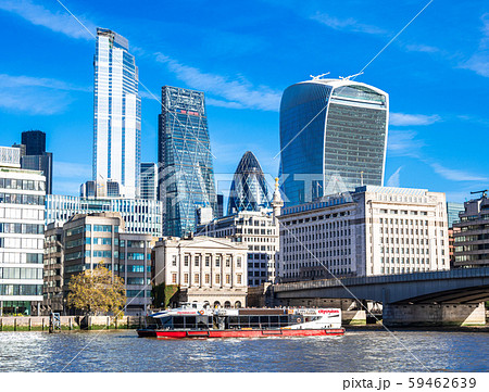 テムズ川とシティ オブ ロンドンの高層ビルの写真素材