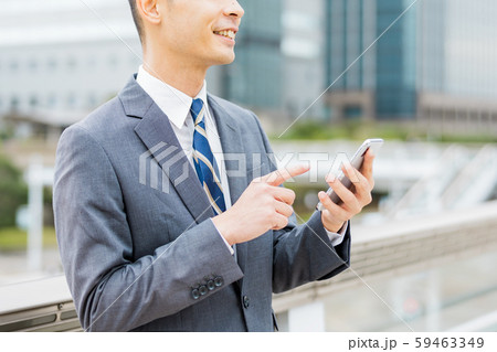 ビジネスマン(若い男性、高層ビル、スマホ、屋外 ビジネスマン(若い男性、高層ビル、スマホ、屋外 59463349