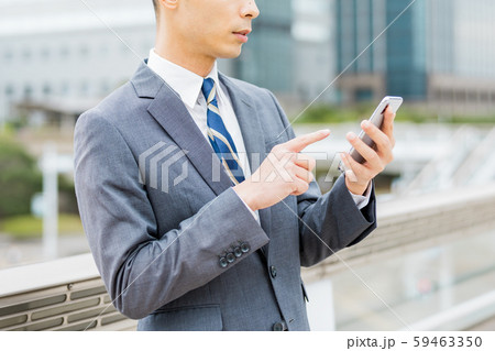 ビジネスマン(若い男性、高層ビル、スマホ、屋外 ビジネスマン(若い男性、高層ビル、スマホ、屋外 59463350
