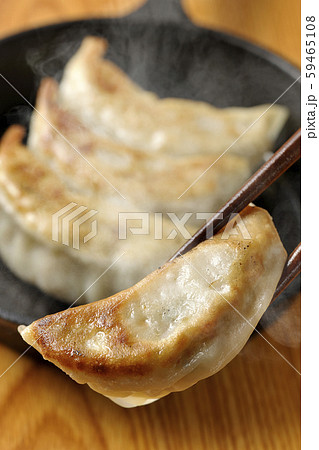 熱々の餃子を食べる 59465108