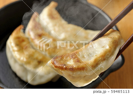 熱々の餃子を食べる 59465113