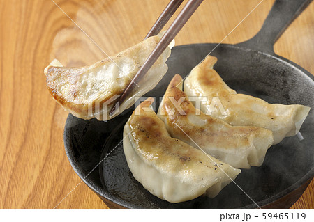 熱々の餃子を食べる 熱々の餃子を食べる 59465119