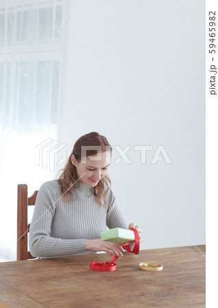 プレゼントをラッピングする女性 59465982