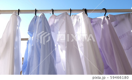 洗濯物（ワイシャツ）を干す 59466180