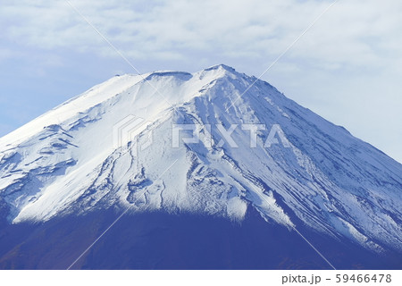 河口湖湖畔から見た初冠雪の富士山 河口湖湖畔から見た初冠雪の富士山 59466478
