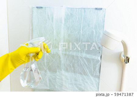 風呂掃除 湿布法  鏡の水垢の落とし方 大掃除 59471387