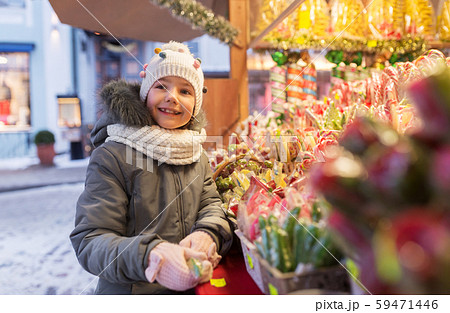 little girl choosing sweets at christmas market 59471446