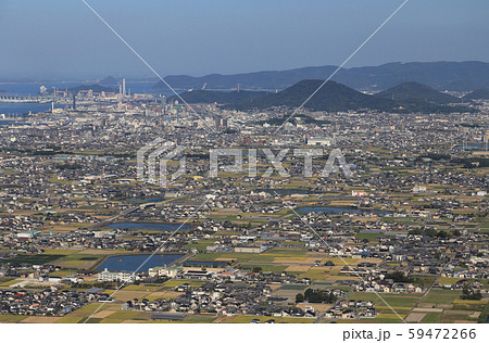 讃岐（丸亀）平野の丸亀市付近を西から東へ俯瞰する 59472266