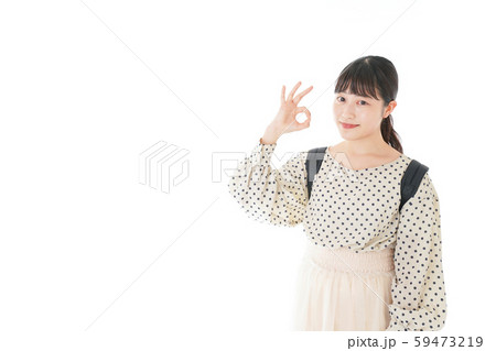 グッドサインをする笑顔の女子学生 59473219