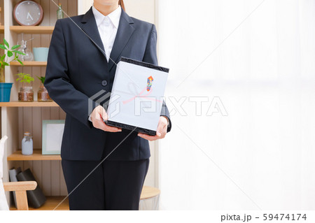 ギフトを持つビジネスウーマン　熨斗　無地 59474174