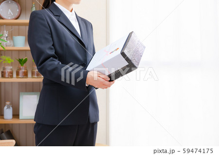 ギフトを持つビジネスウーマン　熨斗　無地 59474175
