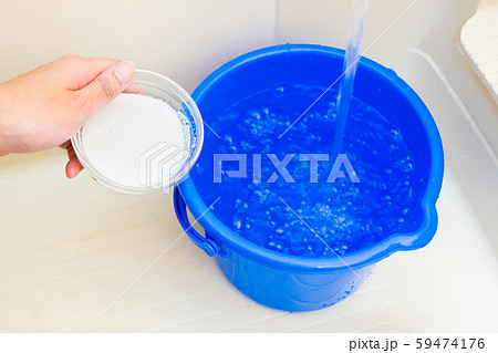 バケツに水汲み　クエン酸 59474176