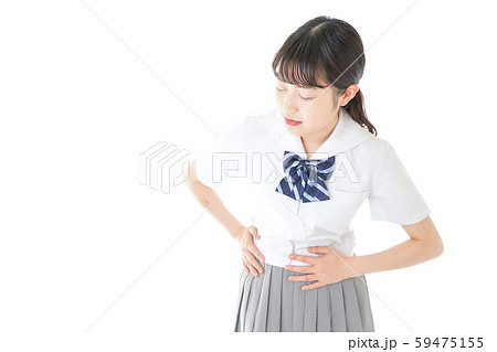生理痛に苦しむ制服を着た女子学生 生理痛に苦しむ制服を着た女子学生 59475155