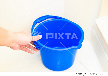 バケツを持つ手 59475258