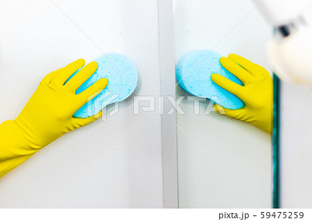 風呂掃除 壁面を洗う 59475259