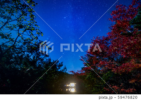 長野県北八ヶ岳白駒池の月明かりの中の天の川、夏の星座と紅葉 長野県北八ヶ岳白駒池の月明かりの中の天の川、夏の星座と紅葉 59476820