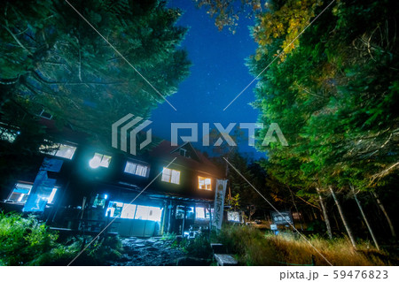 長野県北八ヶ岳白駒池の月明かりの中の星空と紅葉と山小屋 59476823