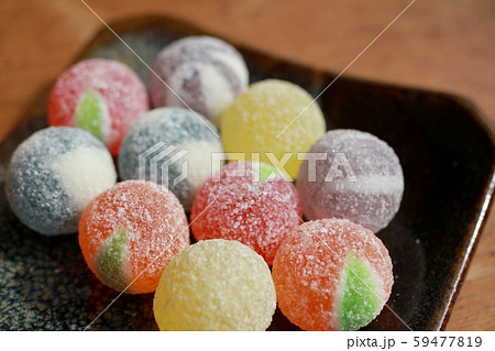 和食器に盛ったカラフルな飴玉 59477819
