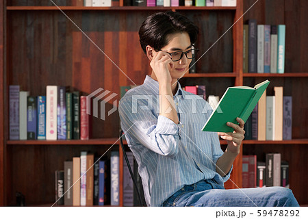 男性 ライフスタイル 本を読む 男性 ライフスタイル 本を読む 59478292