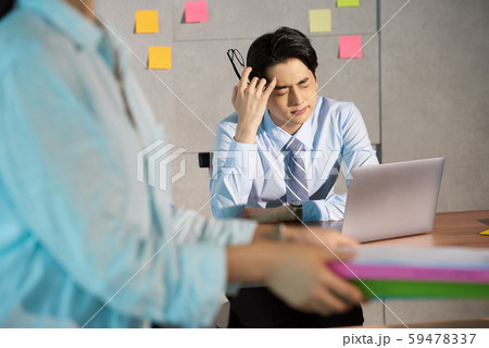 男性　ビジネス　忙しい 59478337