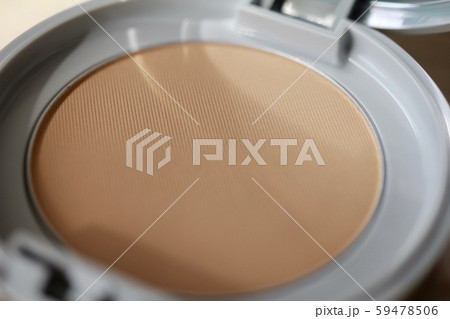 コンパクトケースに入ったパウダーファンデーション 59478506