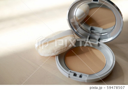 コンパクトケースに入ったパウダーファンデーション コンパクトケースに入ったパウダーファンデーション 59478507