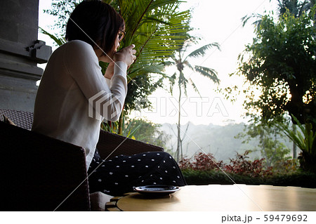 A beautiful young woman drnking tea and relaxing in the morning 59479692