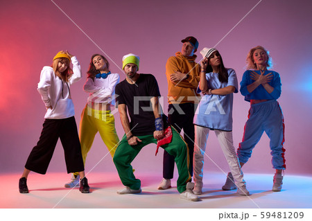 People dancing street dance 59481209